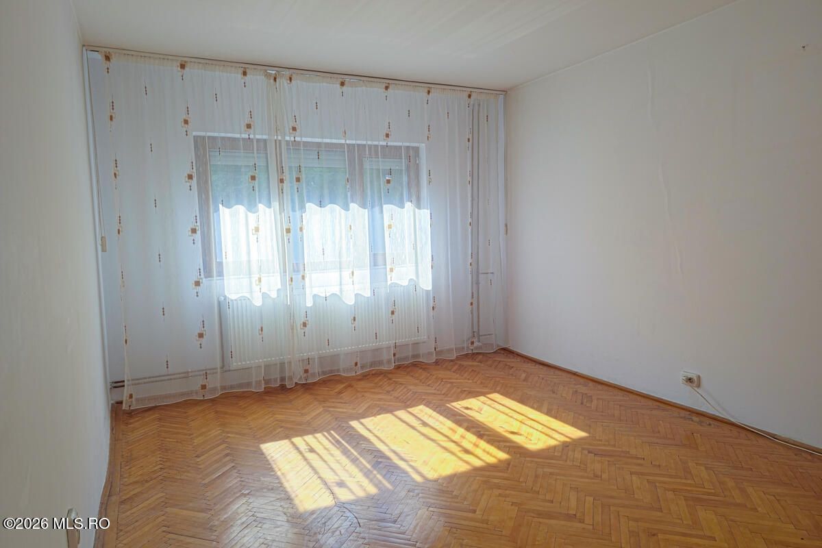 Soarelui - Scoala 30 - 3 Camere, Decomandat, 2 Bai, Etaj 2, Centrala - Poză 2