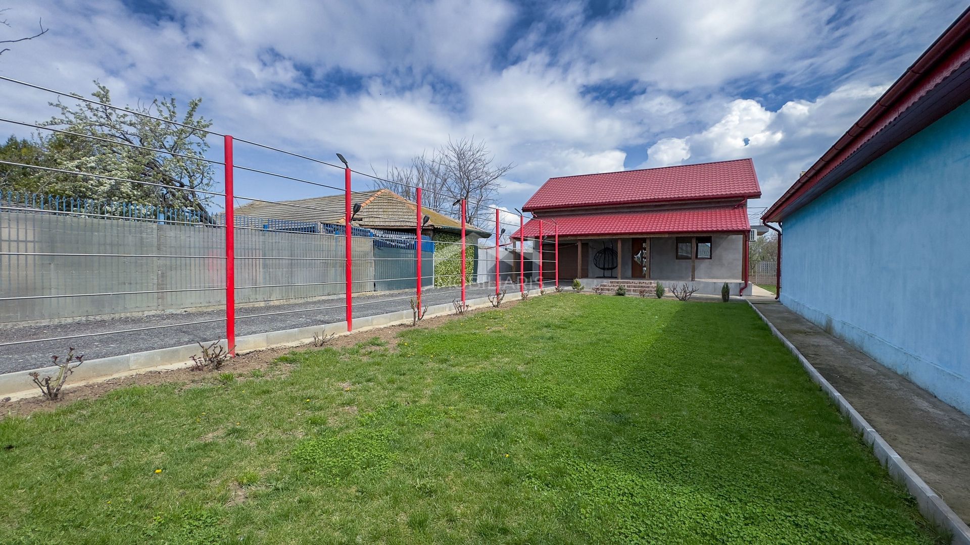 Casă modernă cu 5 camere, garaj și curte mare, mobilată in Corbu - Poză 1