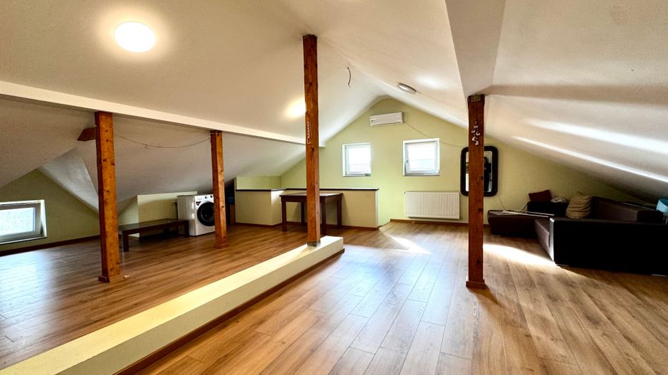 Casa spațioasă, cu teren generos, zona liniștită - in Braytim - Poză 20