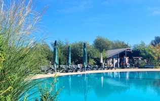 Proprietate unică de vânzare – piscină, restaurant, terasă