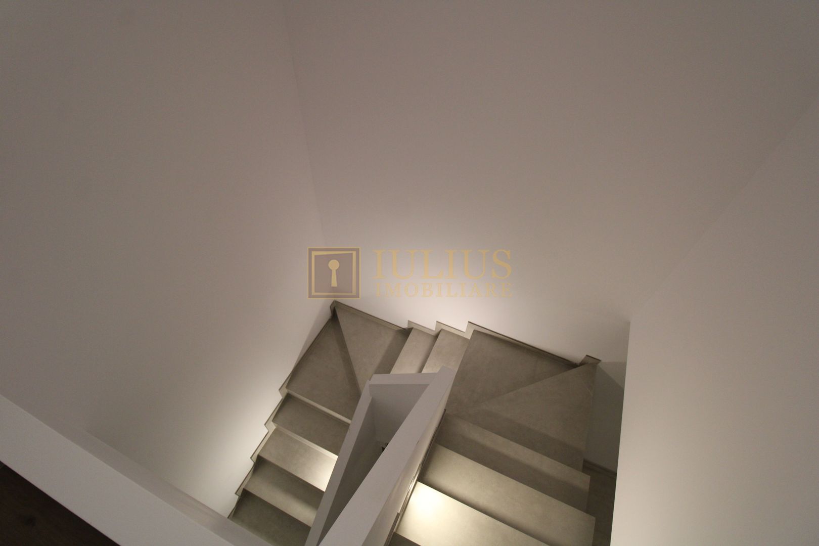 Casa parter + etaj, 3 camere 2 bai terasa gradina gazon prima inchiriere - Poză 10