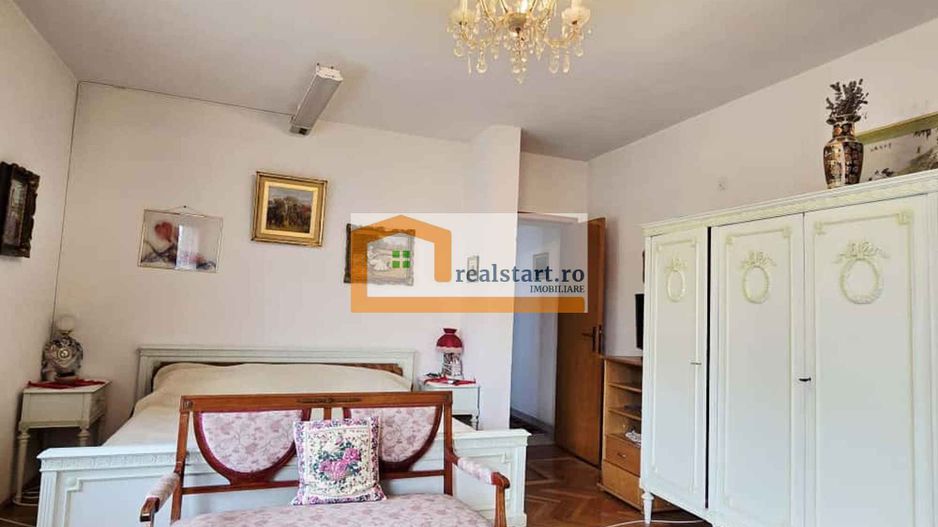 Vedere padure, panouri solare si fotovoltaice, pompa de caldura,  semineu - Poză 19