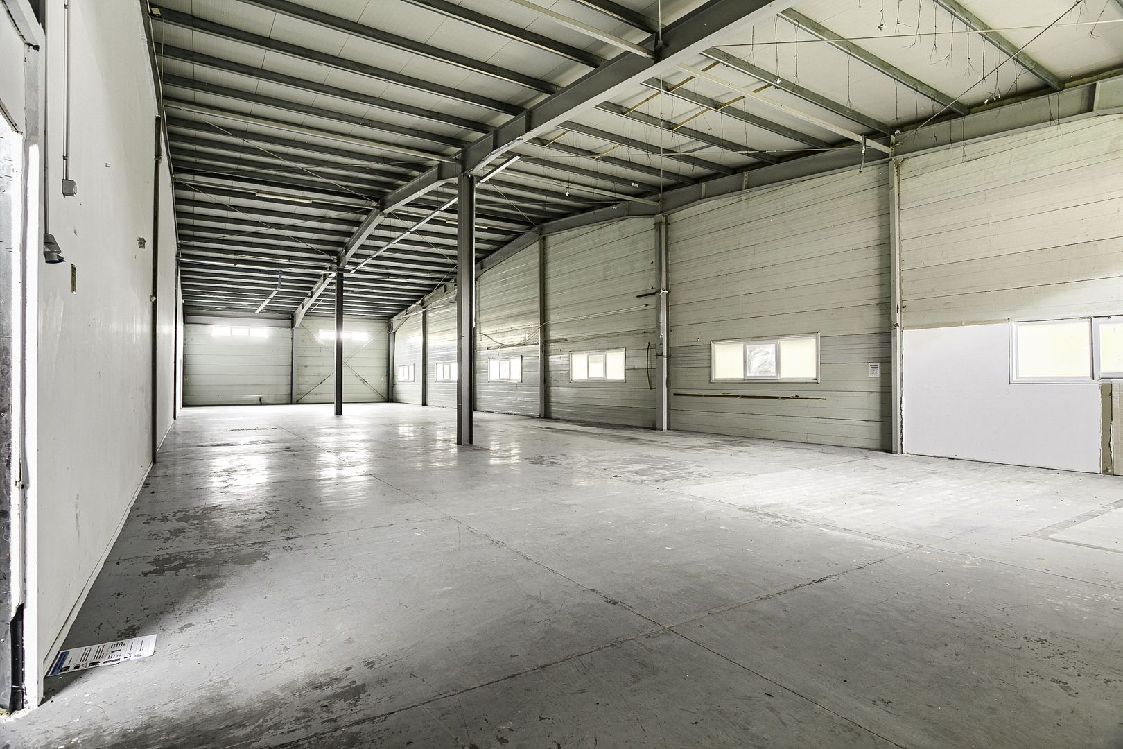 Hala industriala de inchiriat în Arad, 2.744 m², acces TIR și auto - Poză 1