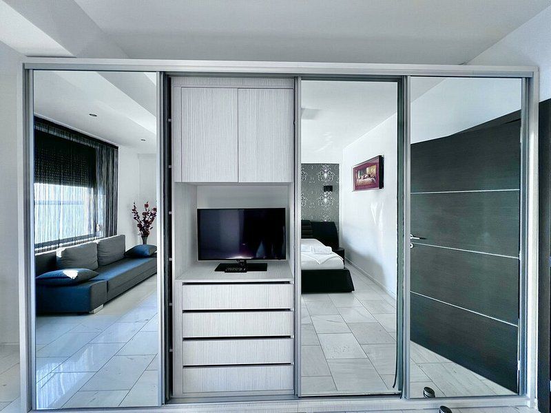 Apartament 2 camere Vila Sophia 1 - Vedere frontala la lac - - Poză 15