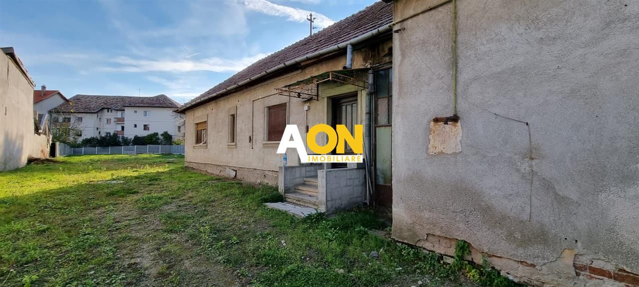 Casa demolabila in zona Cetatii Alba Carolina, cu 947 mp teren - Poză 1