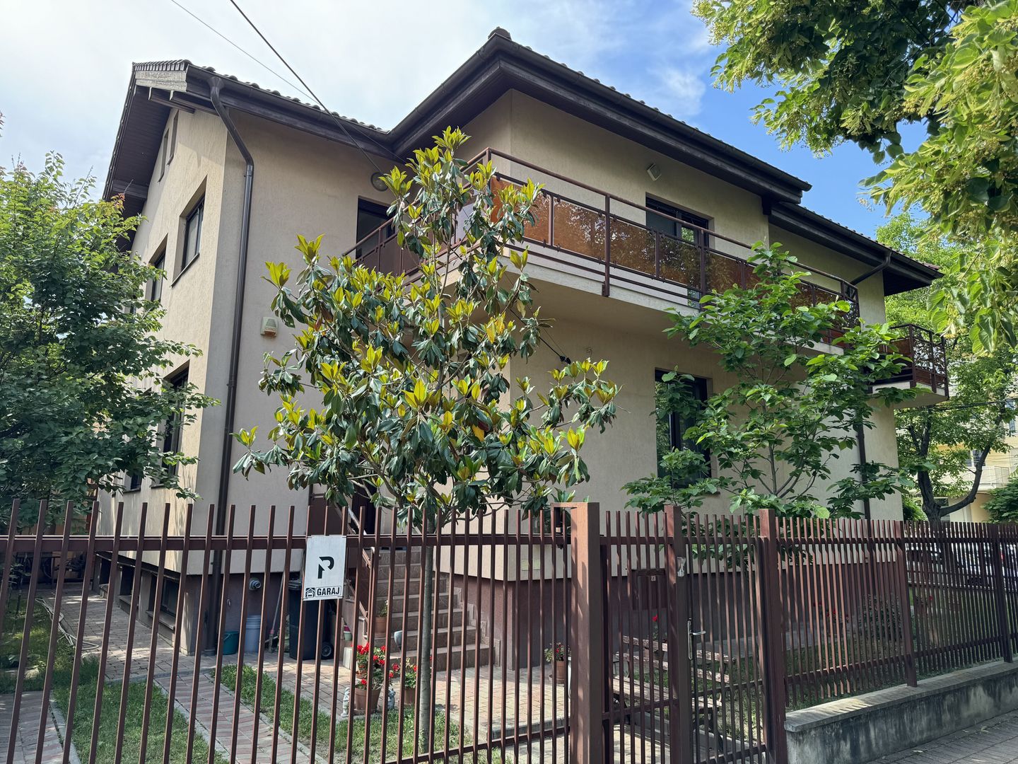 Casa de vânzare zona Favorit - Poză 1