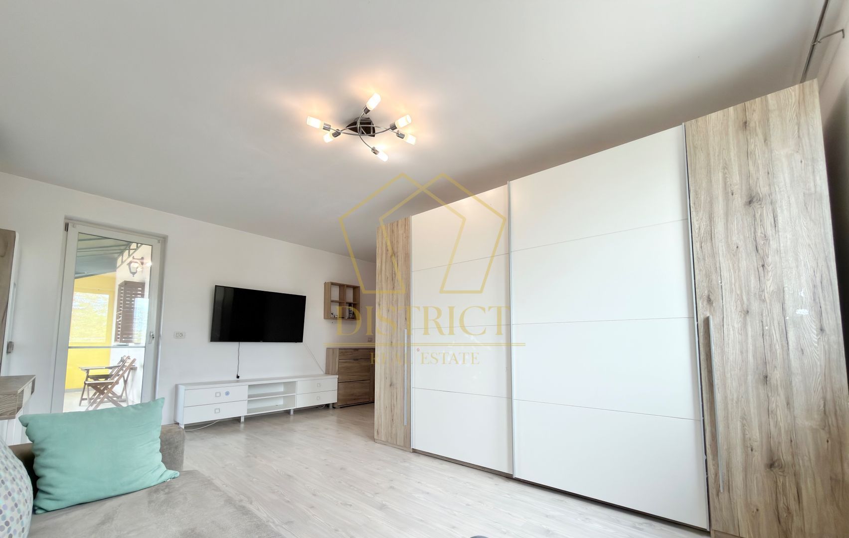 Apartament cu 2 camere mobilat, decomandat la etajul 2 in Giroc la asfalt. - Poză 3