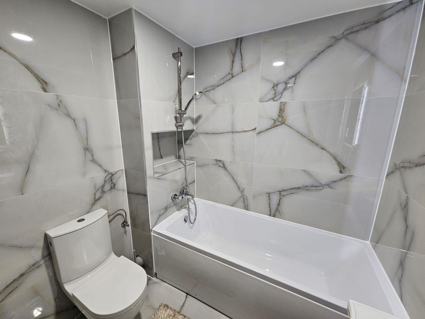 Casa renovata complet – zona Mall – - Poză 19