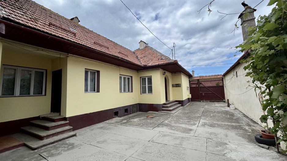 Pensiune cu potențial deosebit, vedere spectaculoasă spre Piatra Craiului - Poză 3