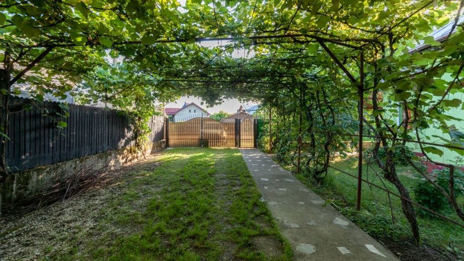 Casa vintage in Com. Uliești, Dambovița  cu  livadă generoasă și anexă - Poză 2