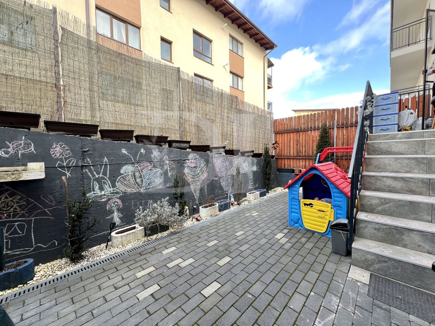 Apartament cu doua camere / Curte / Parcare - Poză 12