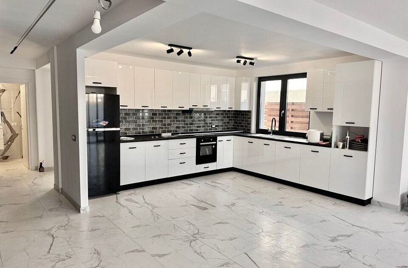 Vila cu bucatarie inclusa -otopeni central - Poză 2