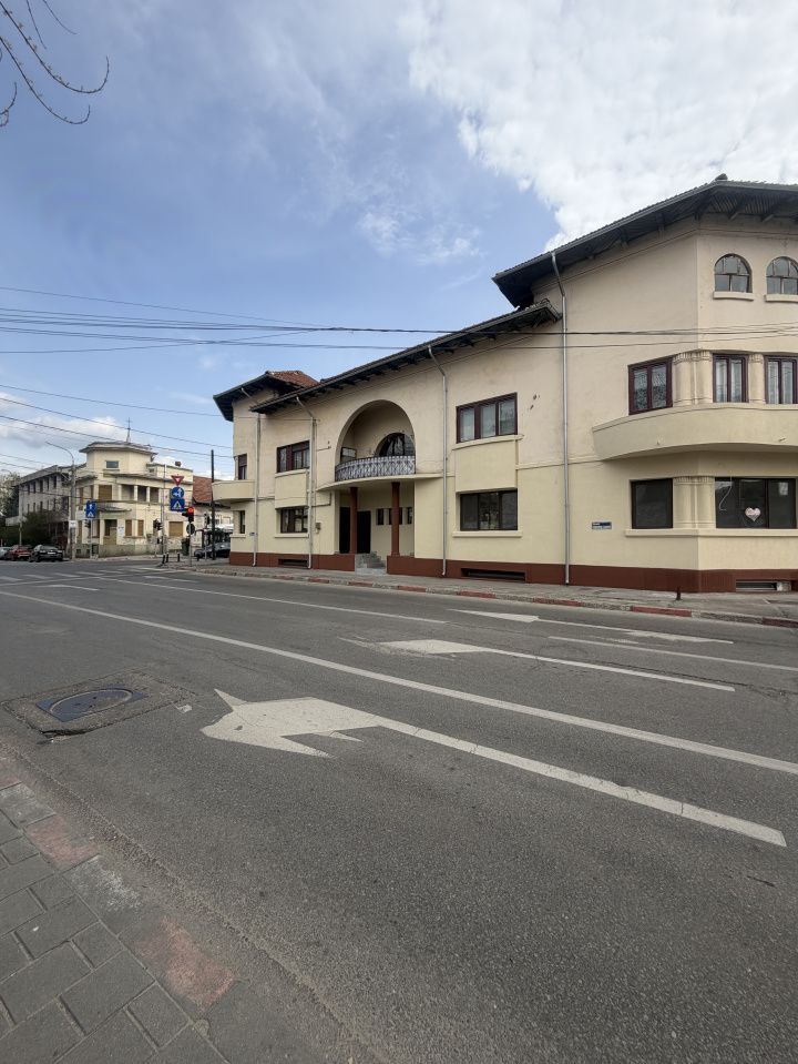 Spațiu birouri / locuință – 181 mp utili, etaj + mansardă în vilă, Centru Piteșt - Poză 3