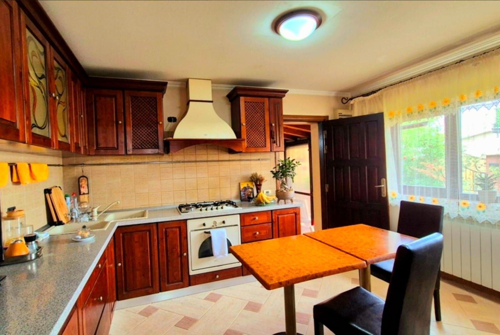 Cauți o casă mare sau spațiu pentru business? Aici le ai pe ambele! - Poză 4