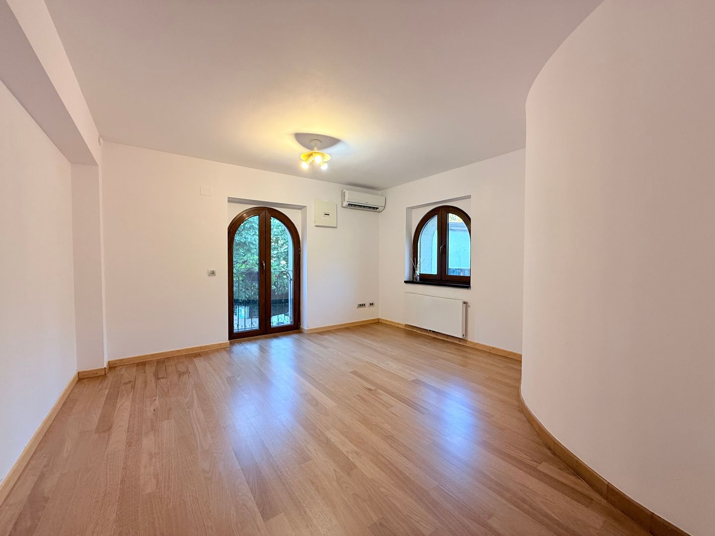 Vilă elegantă cu teren de aproximativ 1.000 mp - Poză 20