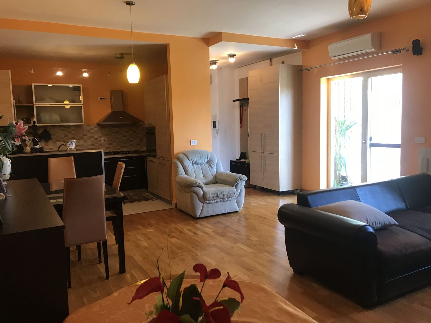 Apartament generos 3 camere - Poză 2
