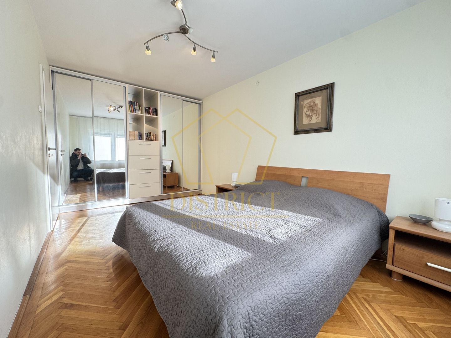 Apartament spatios cu 4 camere si garaj | Spitalul Judetean - Poză 4