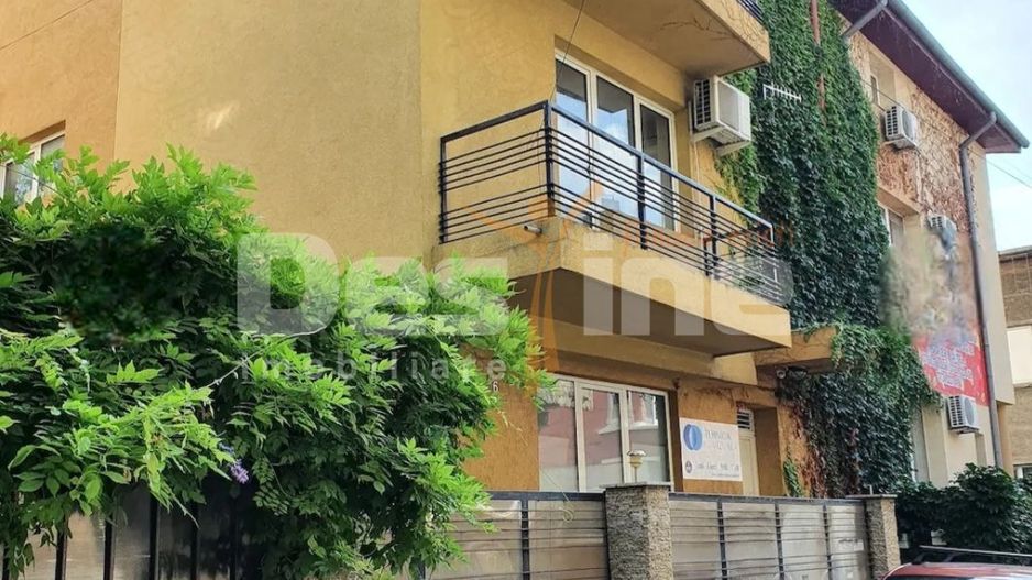Vilă 220 mp | 2 niveluri | Curte și parcare | Lângă Mall Vitan - Poză 1