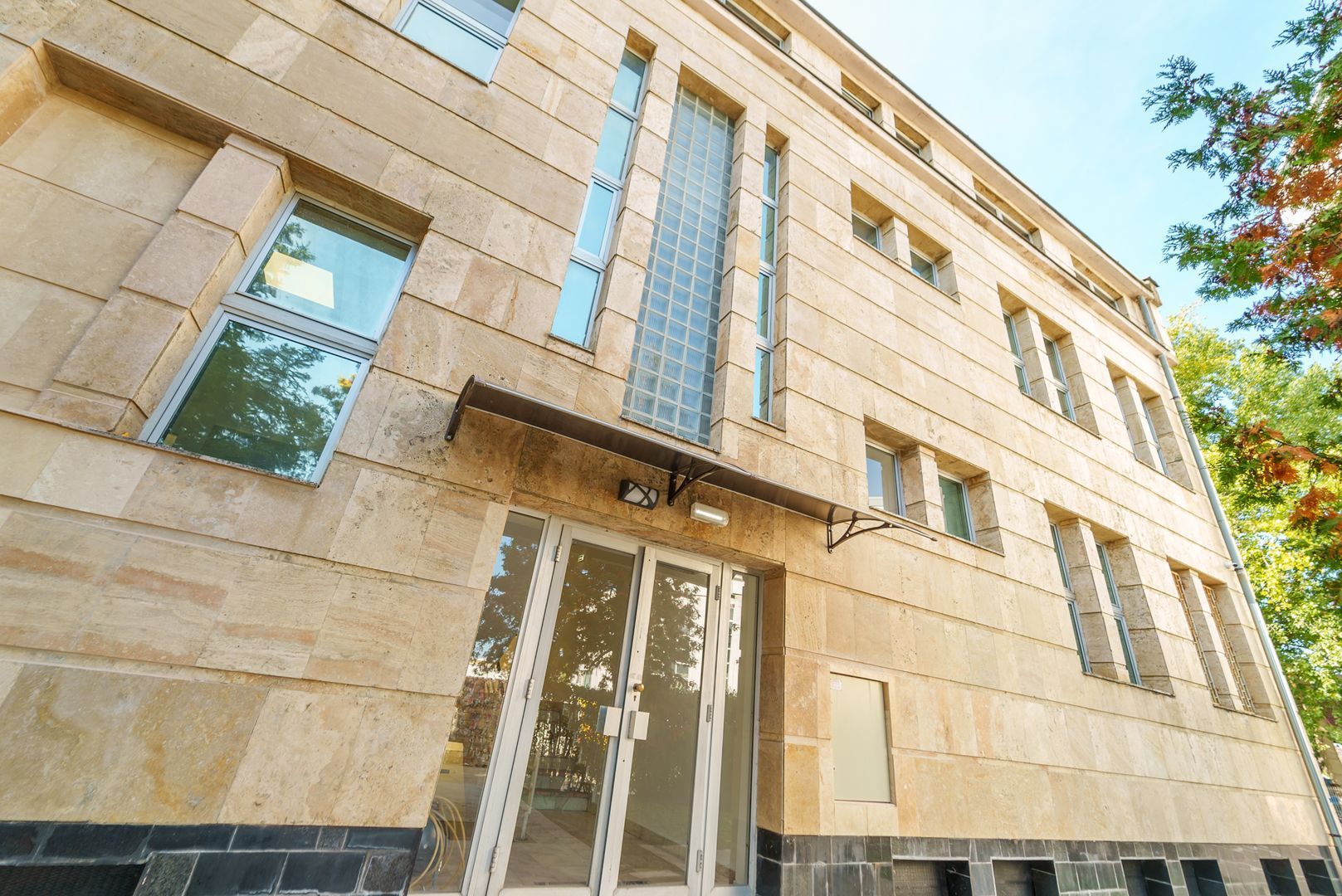 Cladire simbol cu destinatie multifunctionala - Poză 5