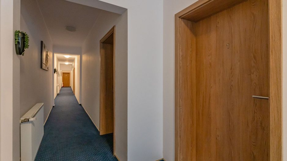 Pensiune Râșnov, 13 camere plus locuință proprietar, zonă Cetate - Poză 26