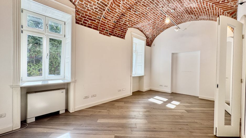 Spatiu birou in cladire istorica restaurata - Poză 2