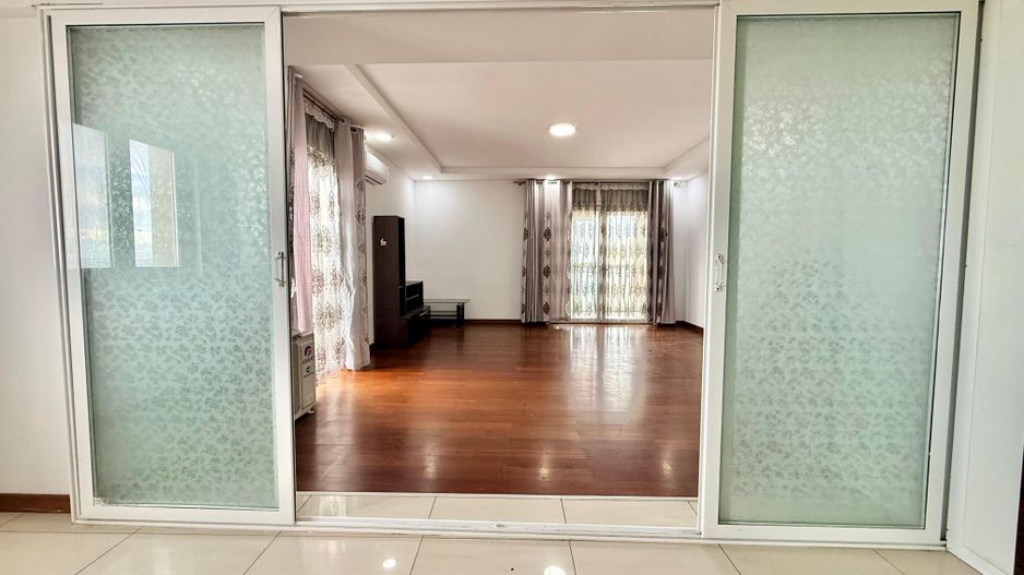 COSMOPOLIS - Apartament cu 3 camere semimobilat cu 2 locuri de parcare - Poză 2