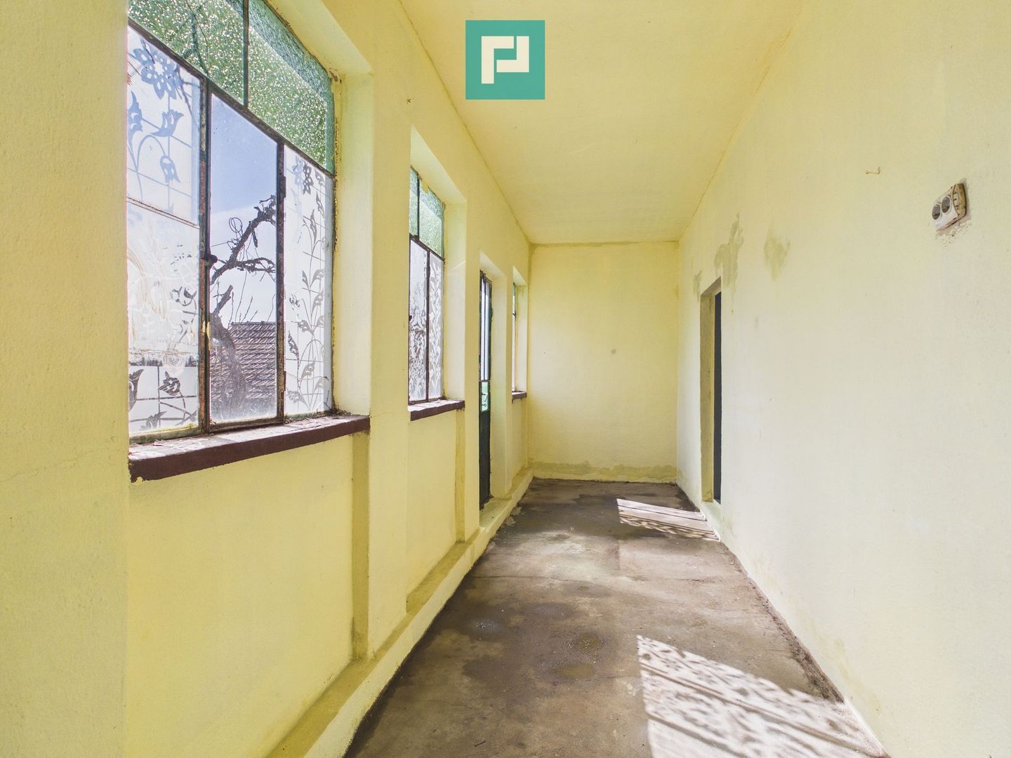 Casă cu teren generos de 6.000 m² - Poză 2