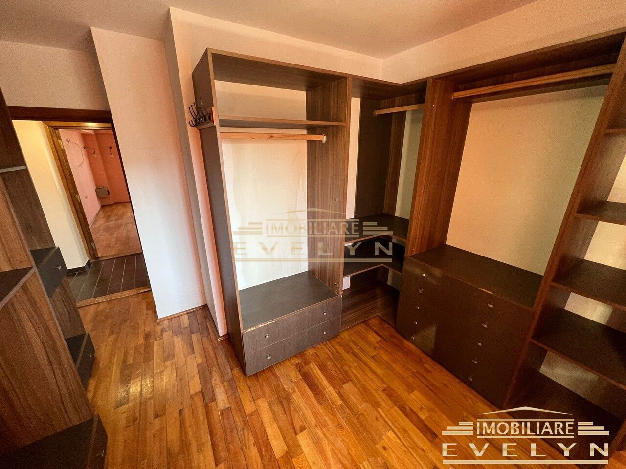 Apartament de vanzare pe doua nivele, zona Pietonalul Transilvaniei, pret 180000 euro - Poză 5