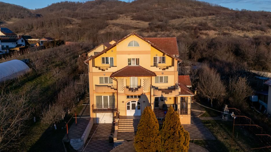 Vila superba | Teren 2300mp | Dealul cu tei | Aninoasa | Doicesti - Poză 1