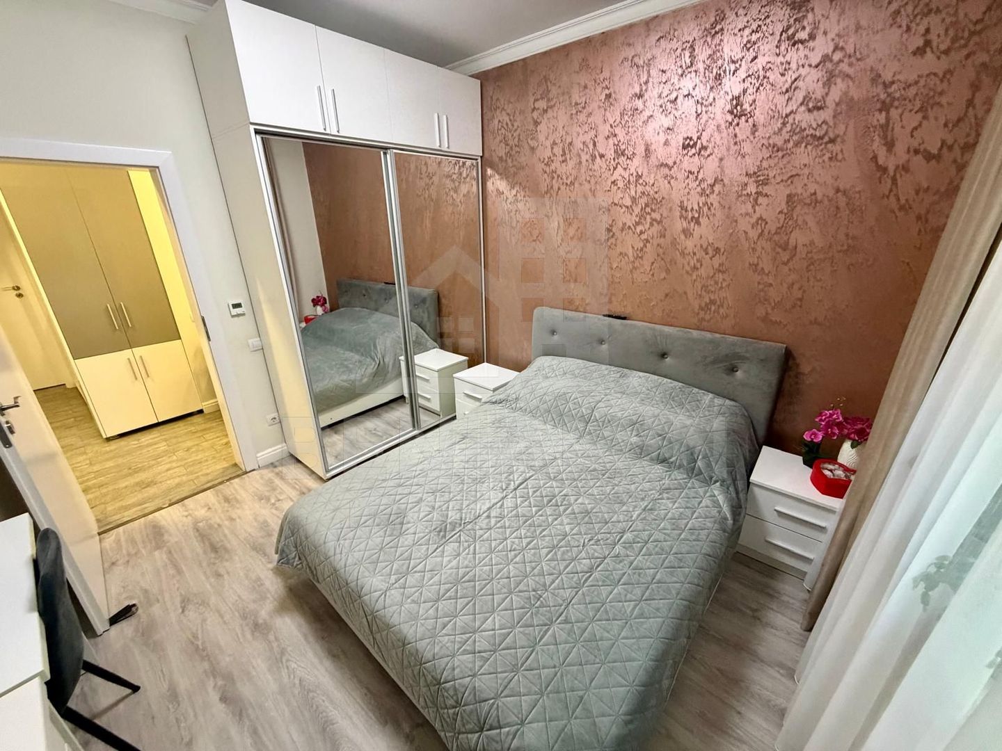 Apartament decomandat deosebit 3 camere 2 bai bloc 2020 cu parcare - Poză 8