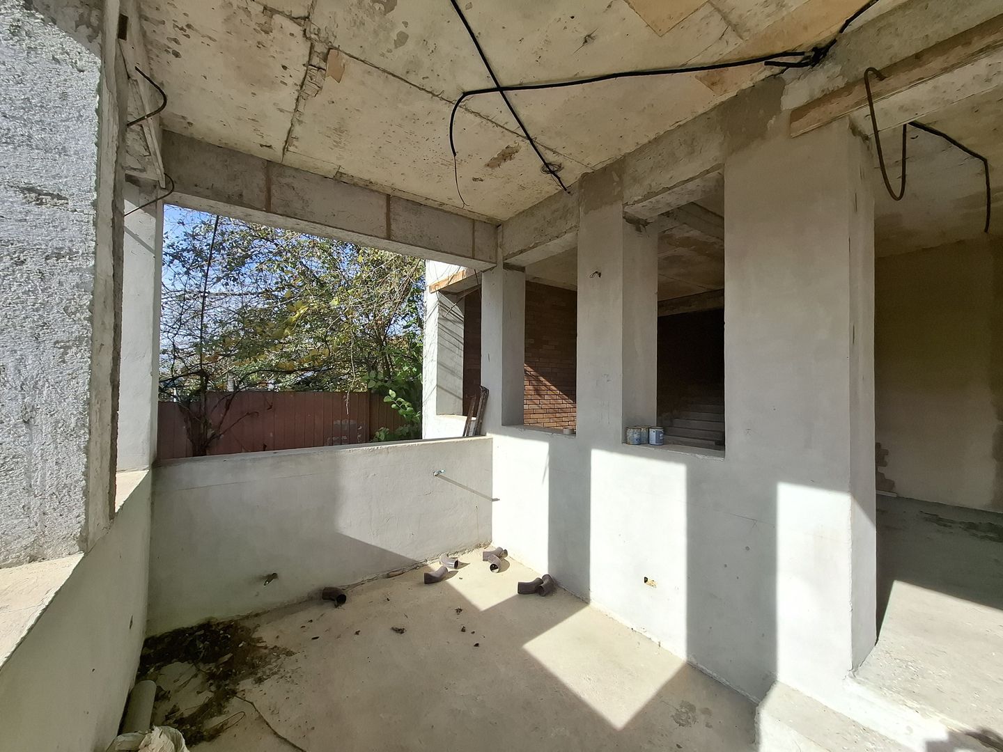 ila cu 6 camere + casă locuibilă pe teren intravilan de 1700 mp, cu vi - Poză 10