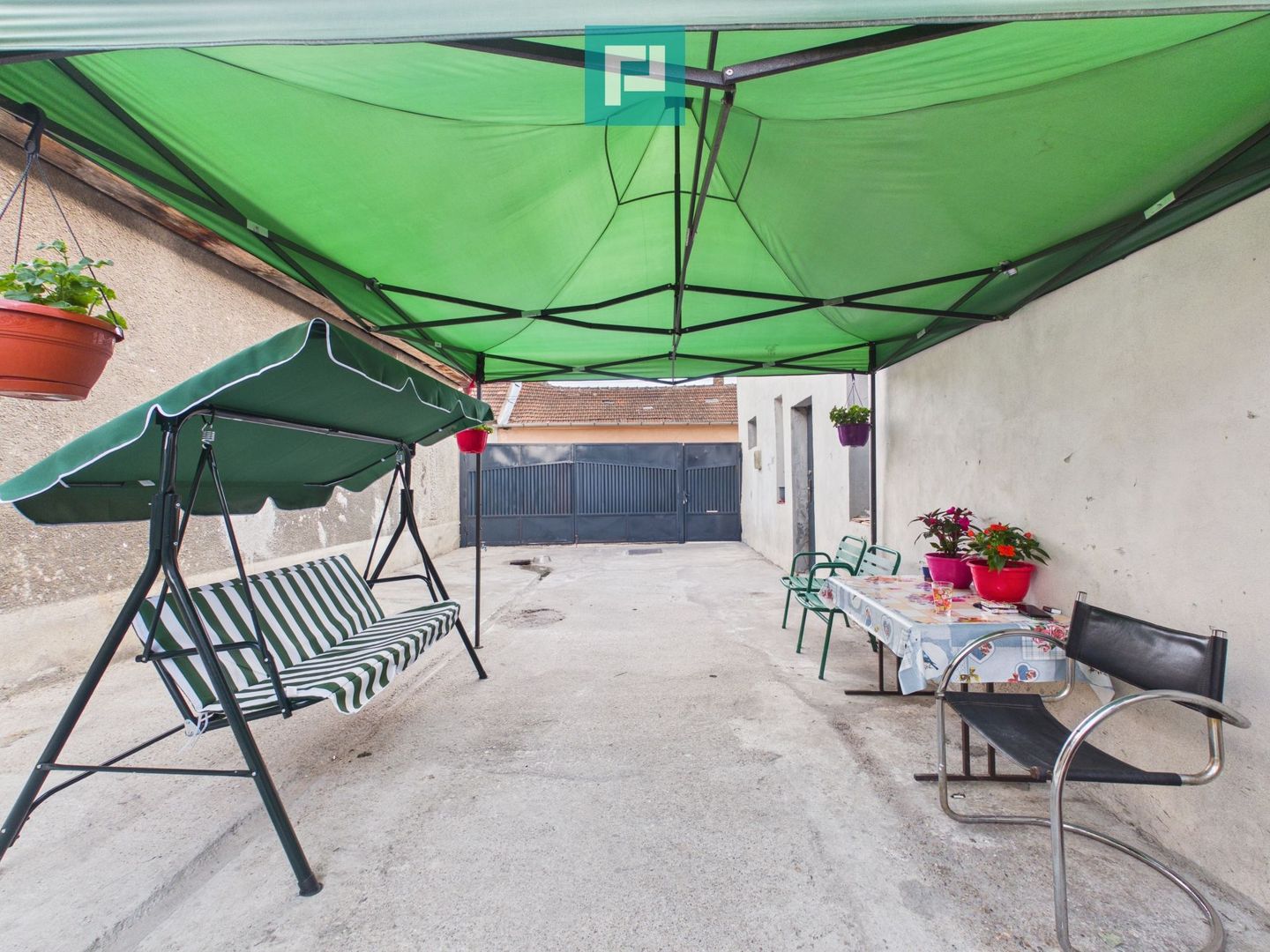 Casă P+E cu două apartamente, zona Drăgășani - Poză 6