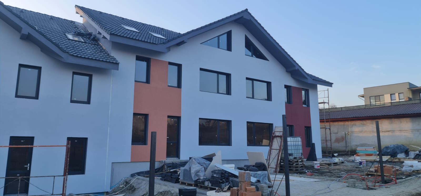 Casa de vânzare tip înșiruita la intrare in Cristian - Poză 8