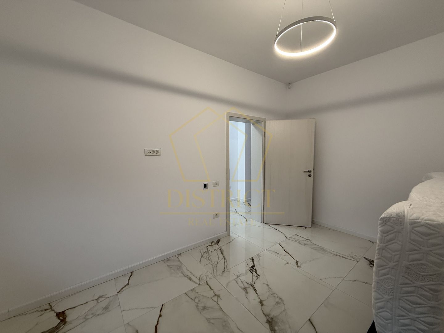 Duplex despartit prin garaj cu 5 camere  |  Dumbravita - Poză 12