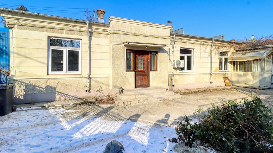 Centru- Casă boierească individuală- 5 camere si  451 mp teren - Poză 1