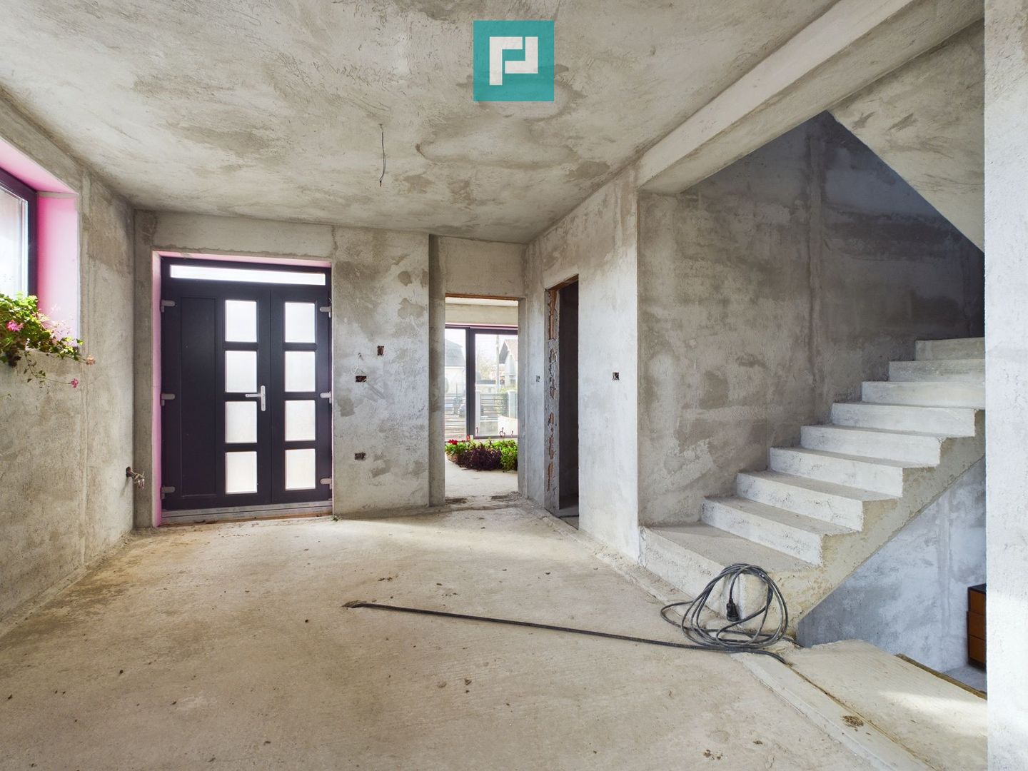 Vilă modernă pe 3 niveluri la gri în Poltura - Poză 10