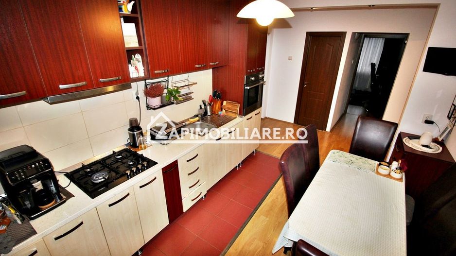 Apartament 3 camere,2 bai,pivnită,70mp,cartier Tudor,mobilat - Poză 4