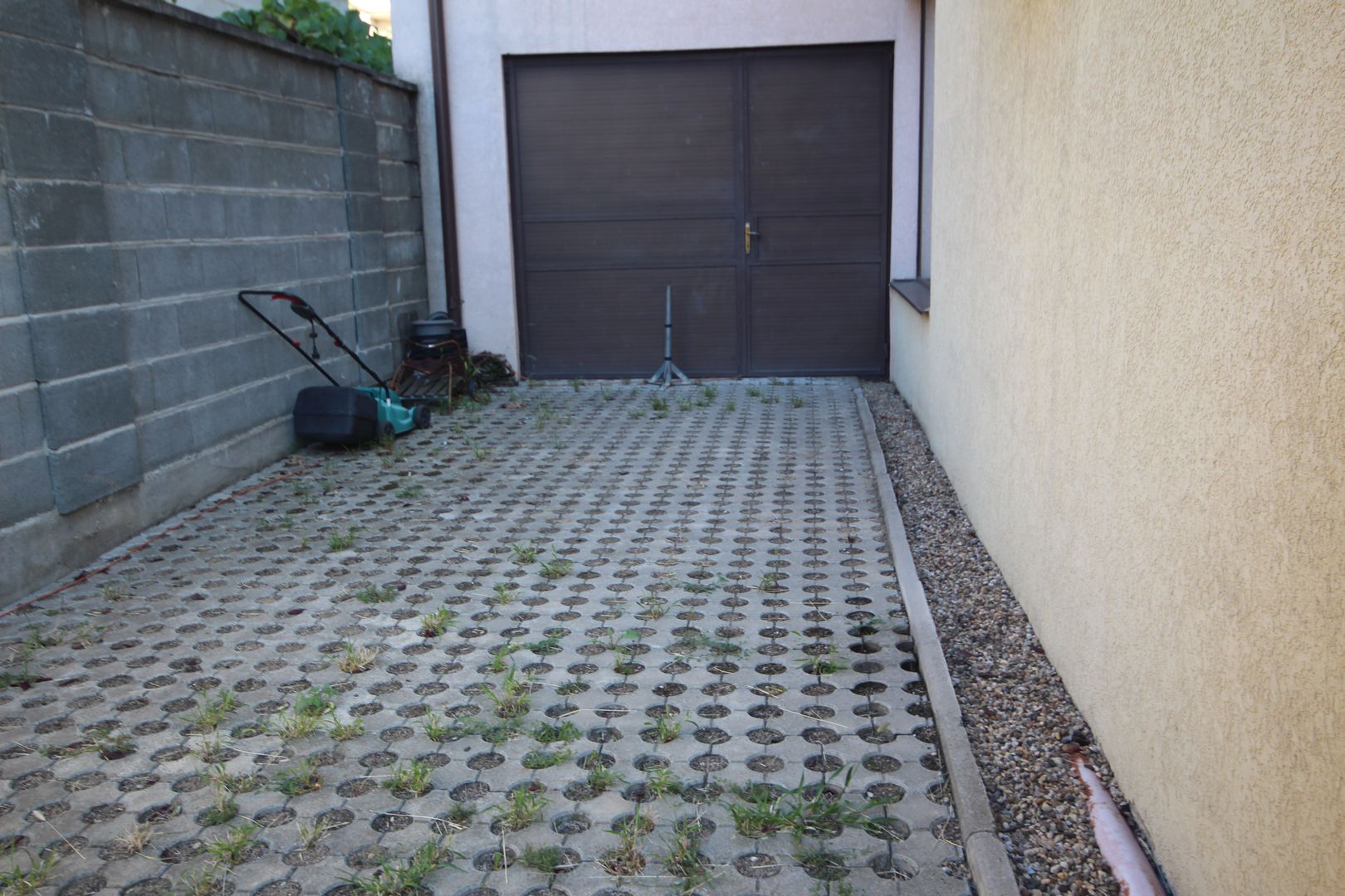 Vila spatioasa ideala pentru diferite activitati sau ptr.locuit -NEMOBILATA - Poză 19