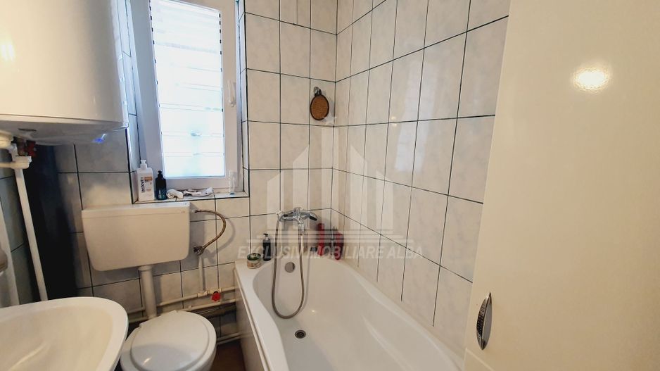 Apartament 3 camere in Cetate cu loc de parcare, curte si boxa - Poză 8