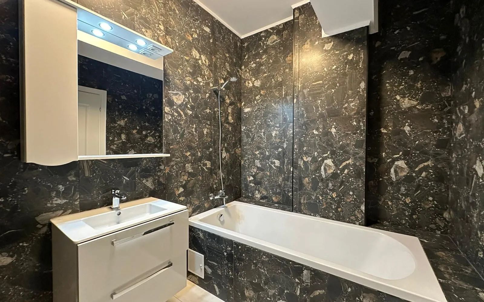 Apartament cu 3 camere decomandat - Cortina North - Poză 7