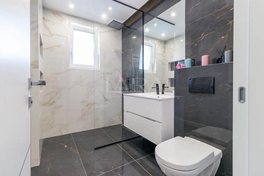 Apartament modern cu 3 camere,  balcon de 10mp și 2 locuri de parcare. - Poză 7