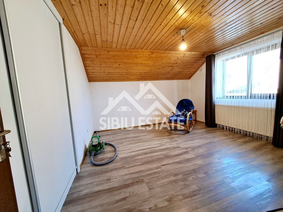 Casa Sibiu cu pivnita si garaj, curte mare - Poză 24