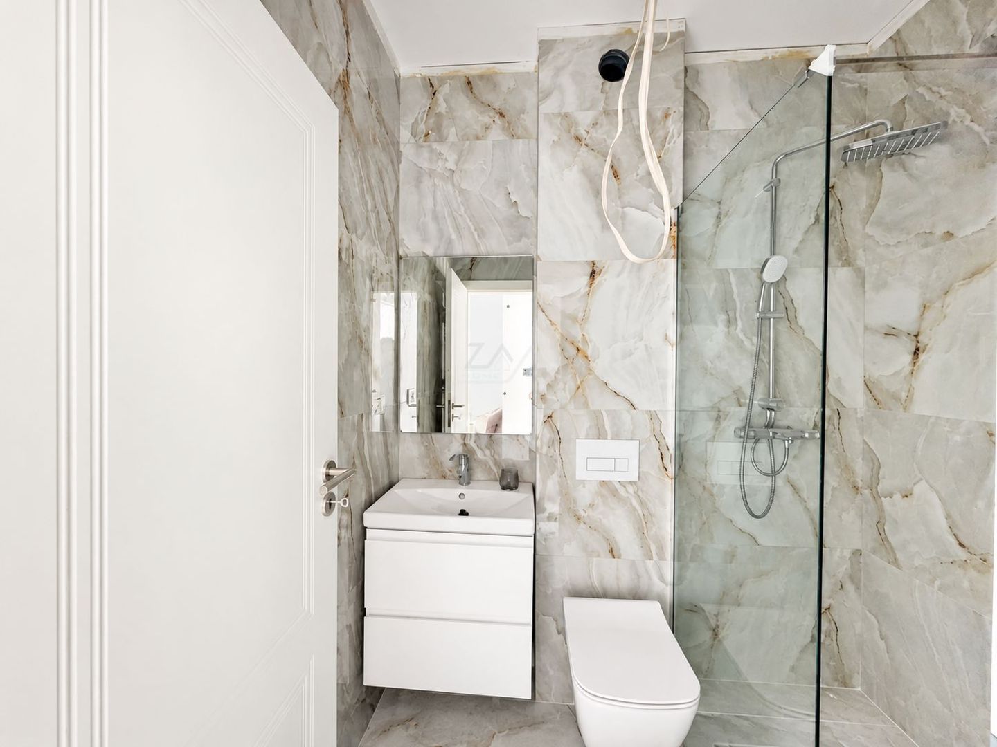 Apartament cu 3 camere si doua bai. Finisaje de calitate. Parcare - Poză 4