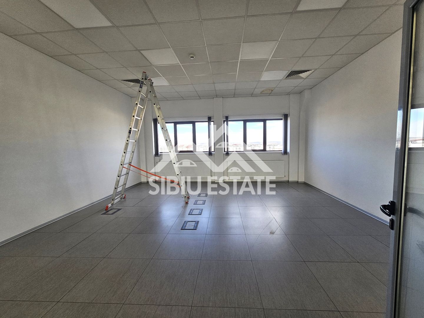 Spatiu de birouri de inchriat locatie centrala si vizibilitate buna - Poză 10