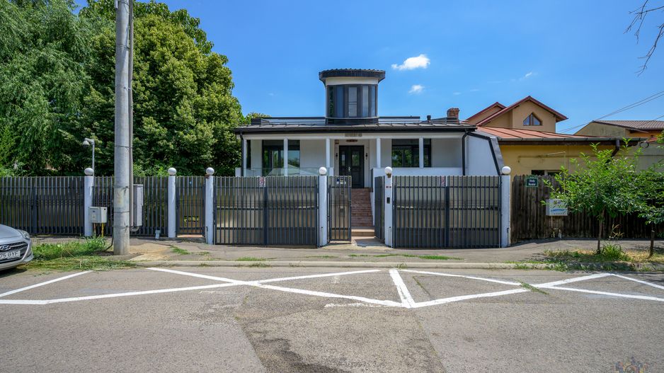 Vilă de arhitectură cu piscină, garaje și teren de 800 mp - Poză 57