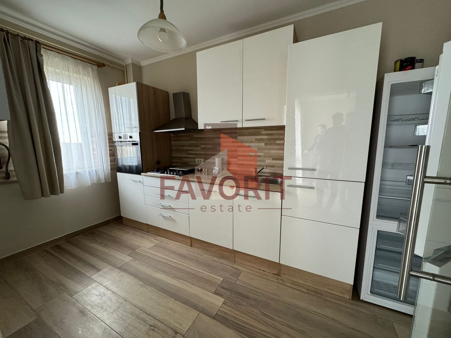 Curte proprie. Loc de parcare. Strada asfaltata - Poză 1