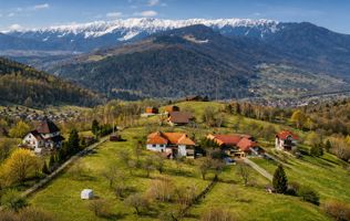 Casă tradițională cu 1800 mp teren  în Sohodol, Bran | Priveliște superba