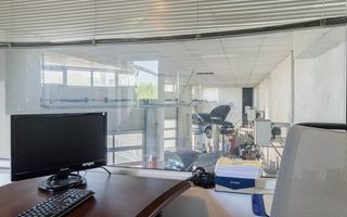 Clădire Modernă, Ideală pentru Locuință sau Afacere, cu Terasă Panoramică - Poză 18