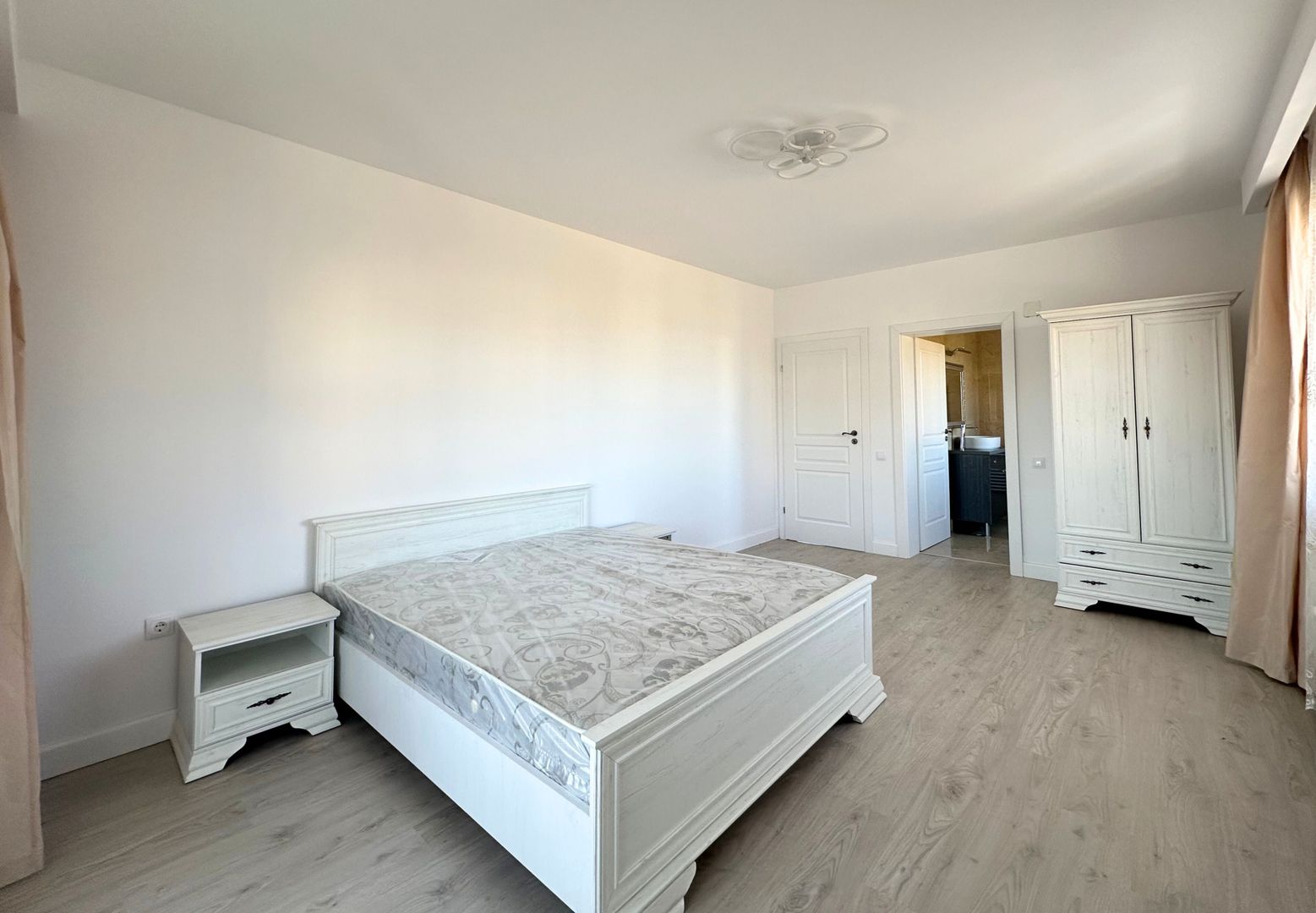 Vânzare casă 5 camere nouă elegantă și spațioasă în Hărman - Poză 25