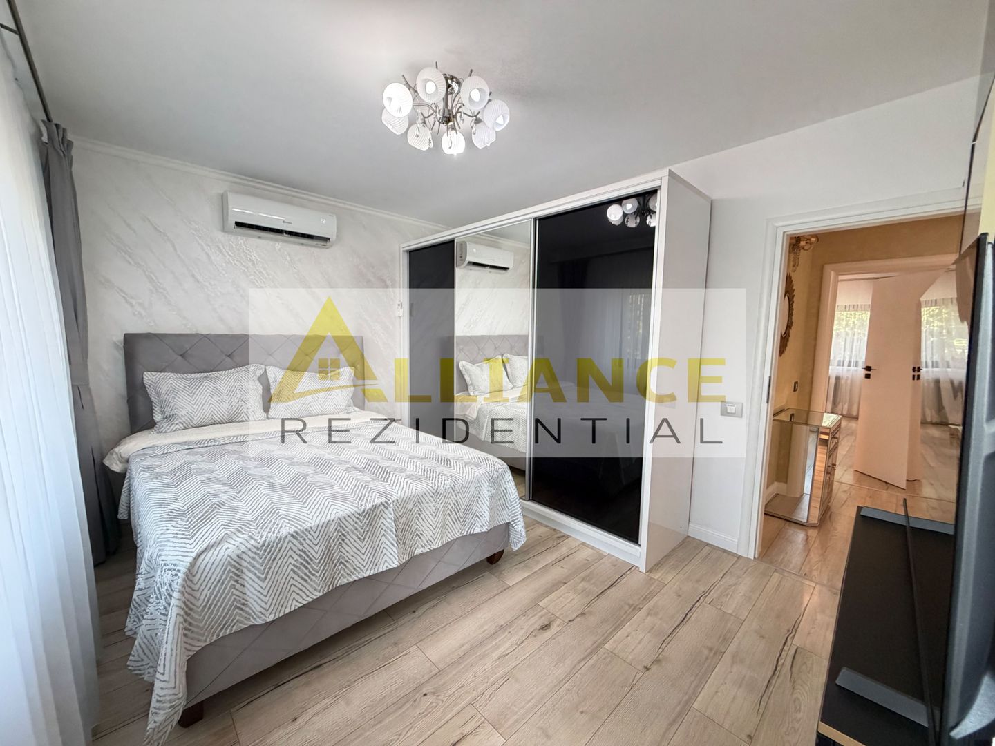 Casa P+1+M cu teren de 650 mp, piscina si curte complet amenajata - Poză 27